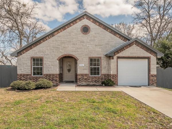 906 N Wilhite Street, Cleburne, TX 76031