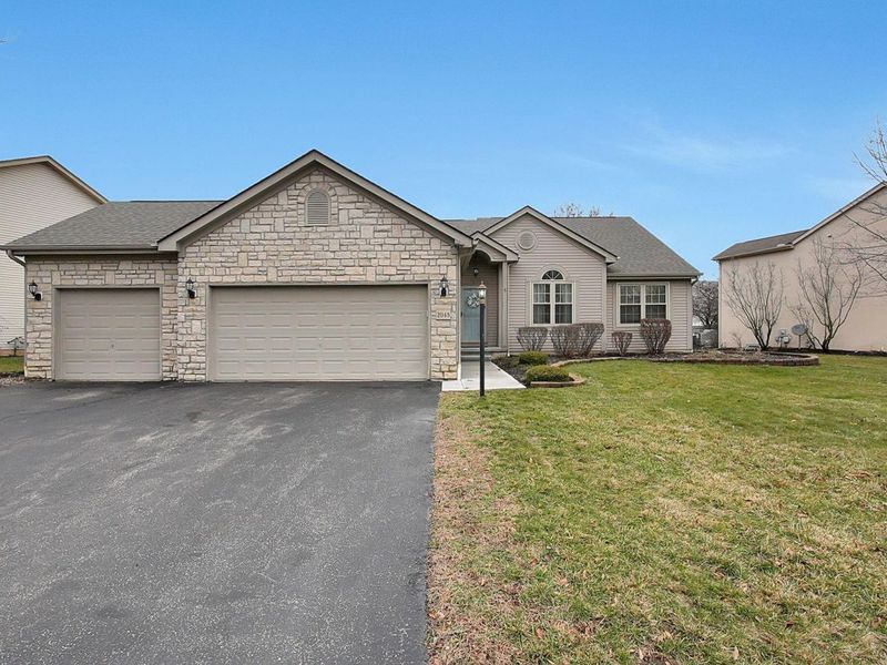 2048 Mayflower Circle, Grove City, OH 43123 Photo 1