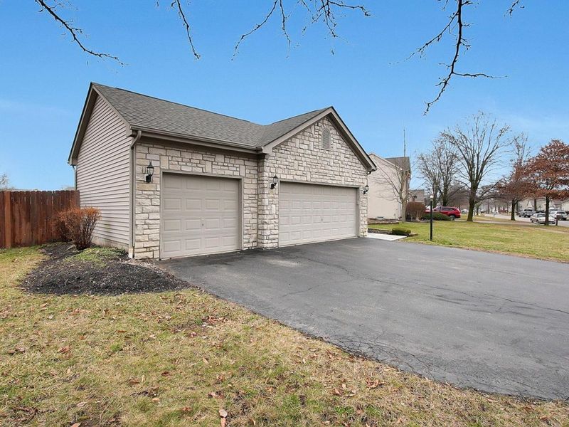 2048 Mayflower Circle, Grove City, OH 43123 Photo 2