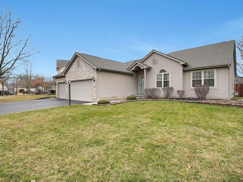 2048 Mayflower Circle, Grove City, OH 43123 Photo 3