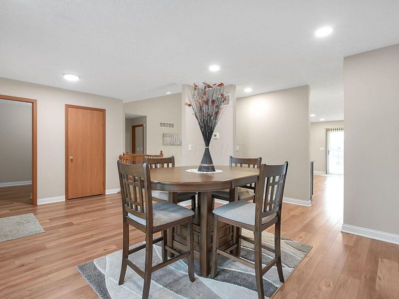 2048 Mayflower Circle, Grove City, OH 43123 Photo 8