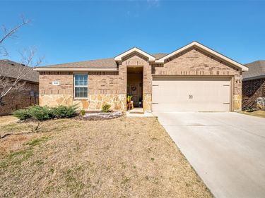 841 Glover Drive, Aubrey, TX 76227