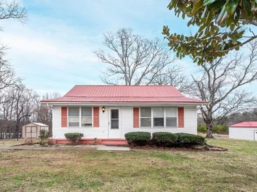 1933 Grit Rd, Hurt, VA 24563