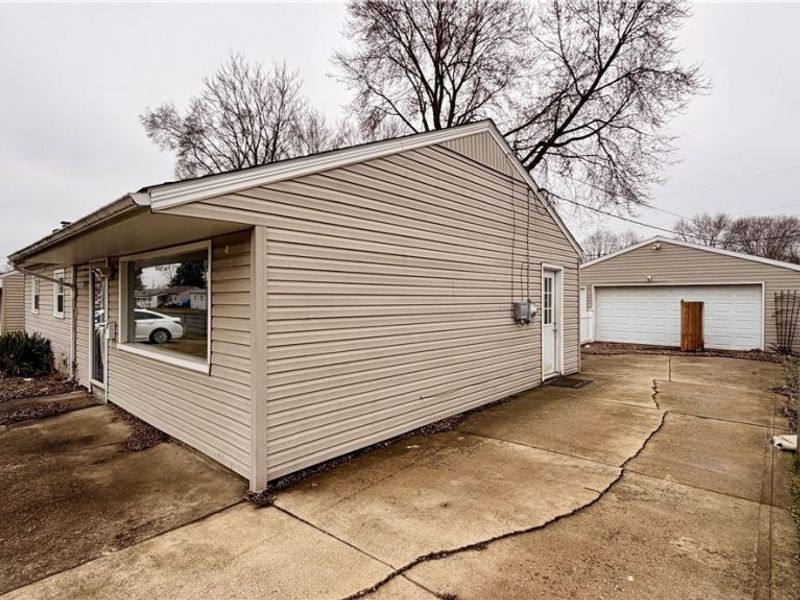 2215 Willowrow Avenue NE, Canton, OH 44705 Photo 3