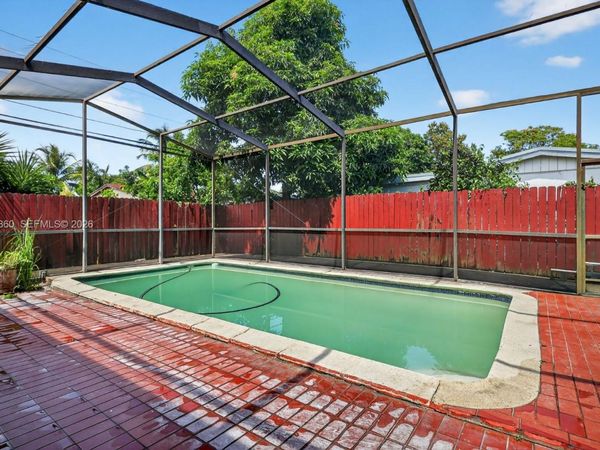 245 NE 175th St , North Miami Beach, FL 33162