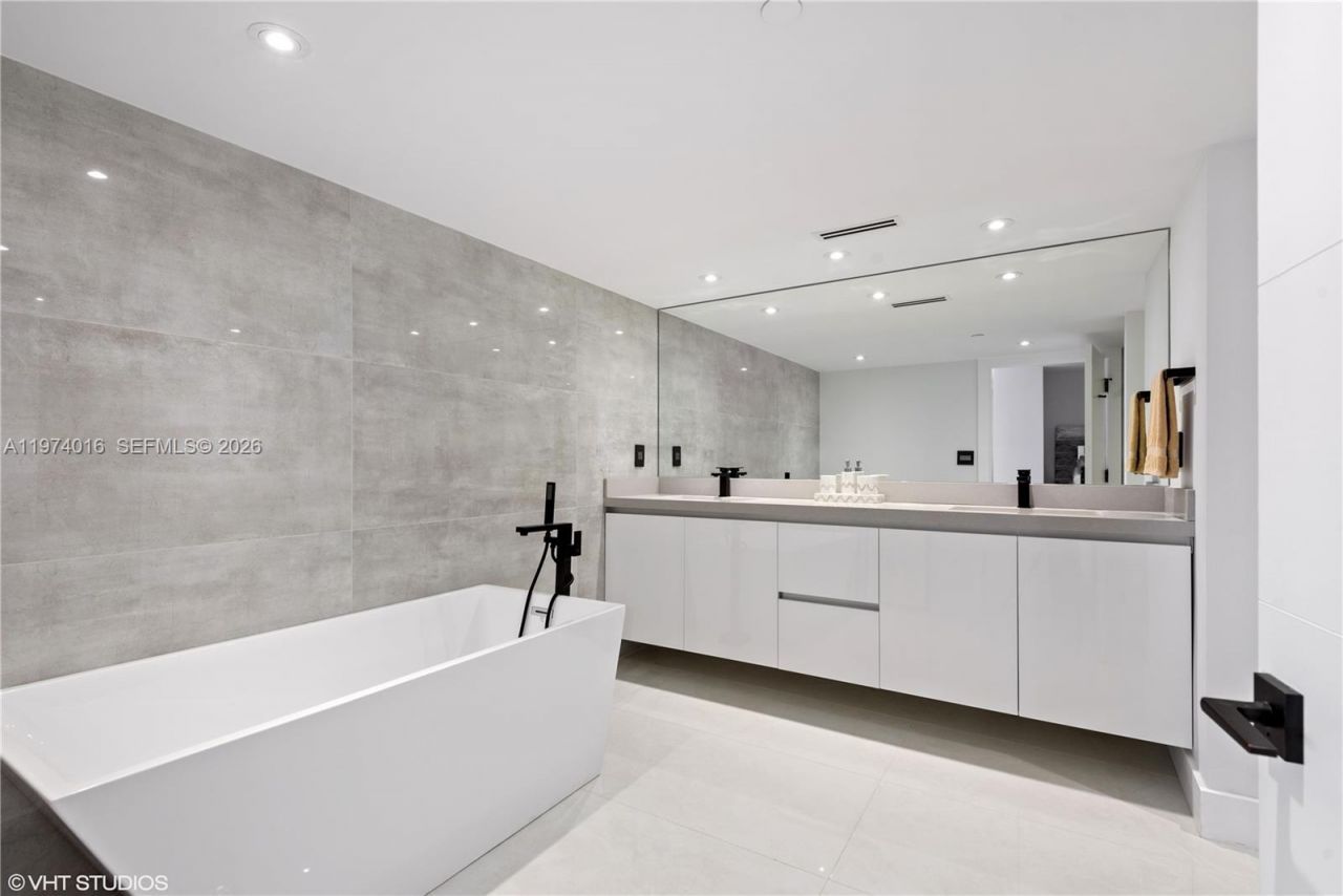 19707 Turnberry Way , Unit 28J, Aventura, FL 33180 Photo