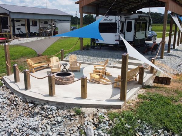 170 S River Front Dr , Clifton, TN 38425