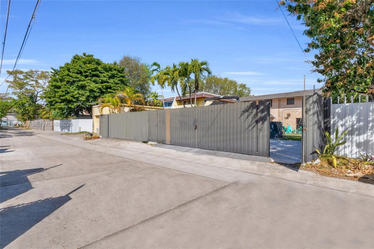 2172 NE 171st St , North Miami Beach, FL 33162 Photo