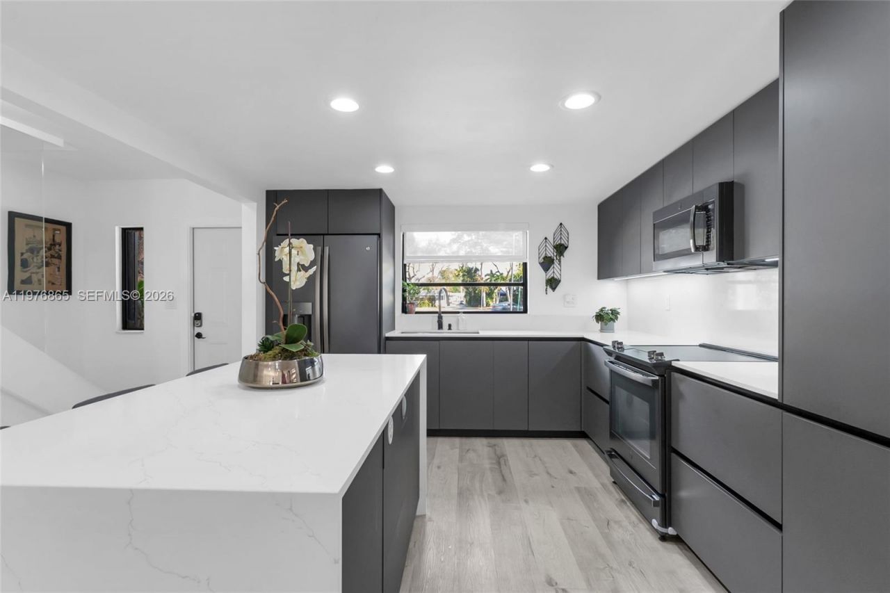 2172 NE 171st St , North Miami Beach, FL 33162 Photo