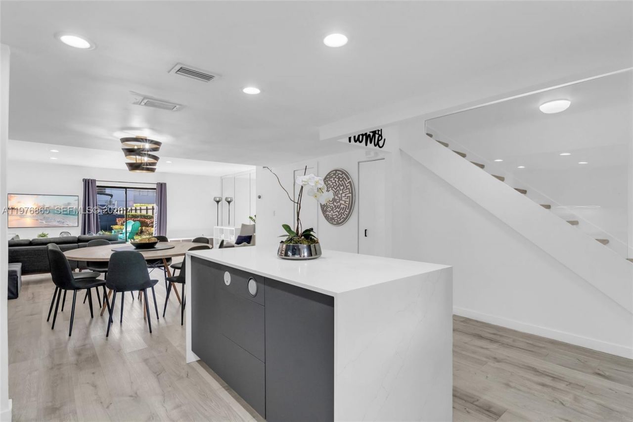 2172 NE 171st St , North Miami Beach, FL 33162 Photo