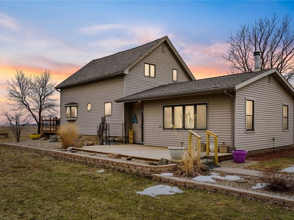 5467 27th Avenue , Vinton, IA 52349