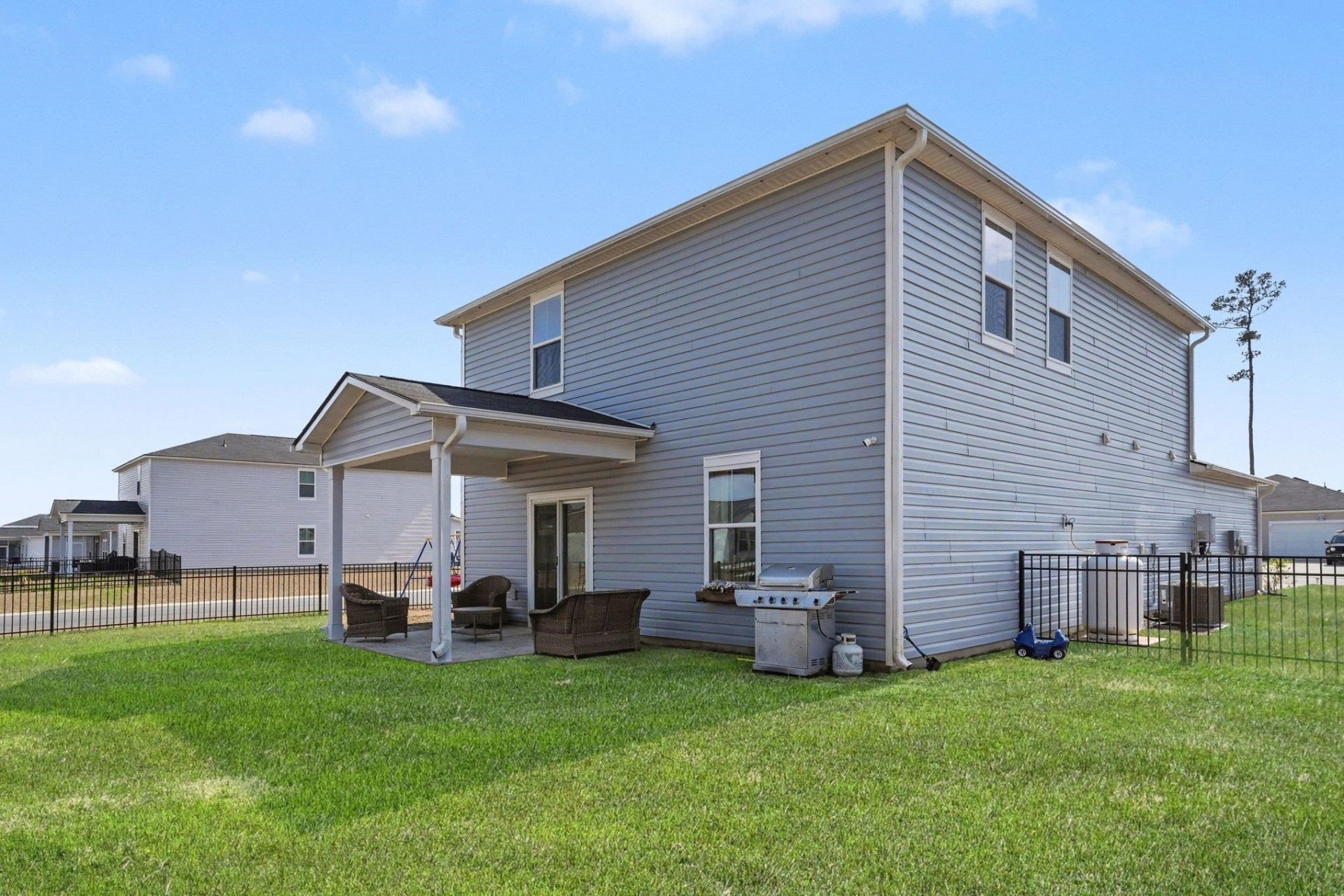 224 Saddle St Photo 6