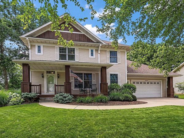 909 New Century Boulevard S, Maplewood, MN 55119