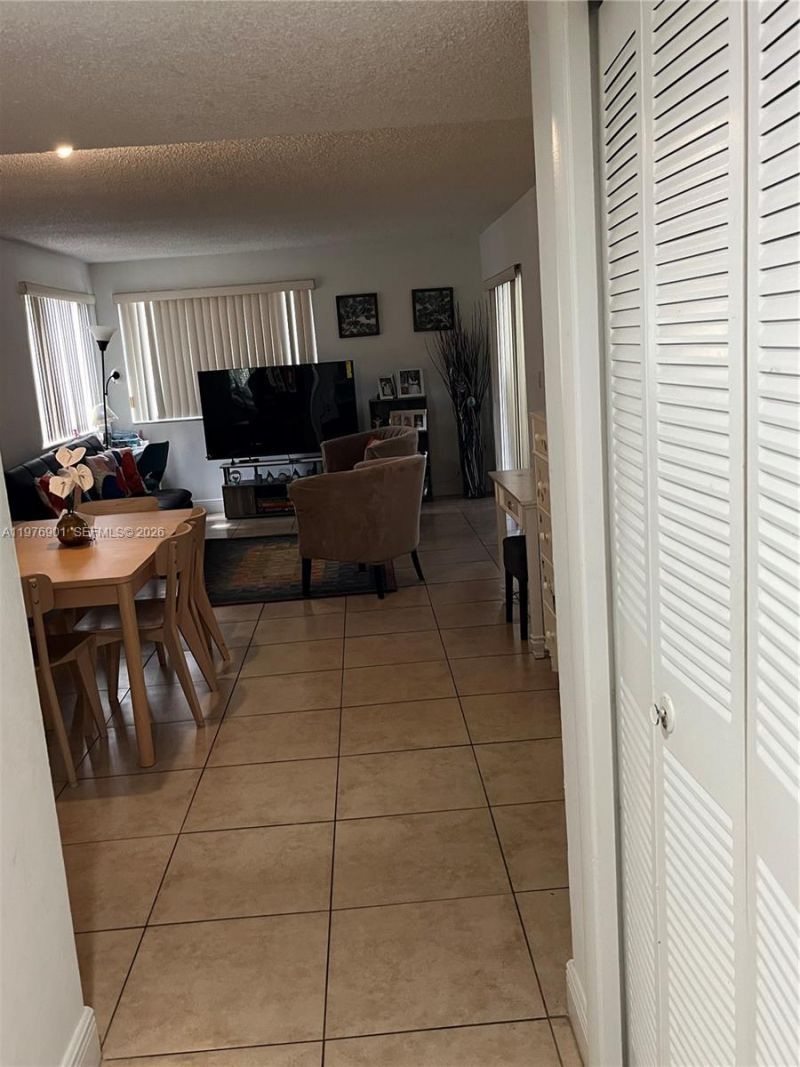 183 Lakeview Dr, Unit 203, Weston, FL 33326 Photo