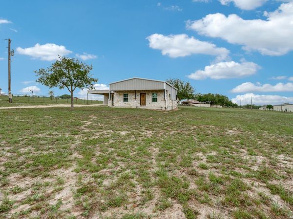 429 QUAIL HOLLOW DR, Adkins, TX 78101