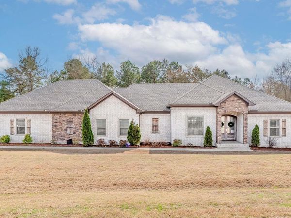 15611 Scenic Point Dr, North Little Rock, AR 72113