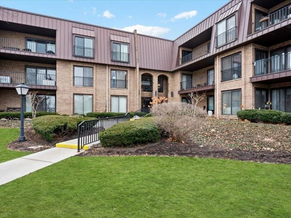 2 The Court of Harborside Drive , Unit 104, Northbrook, IL 60062