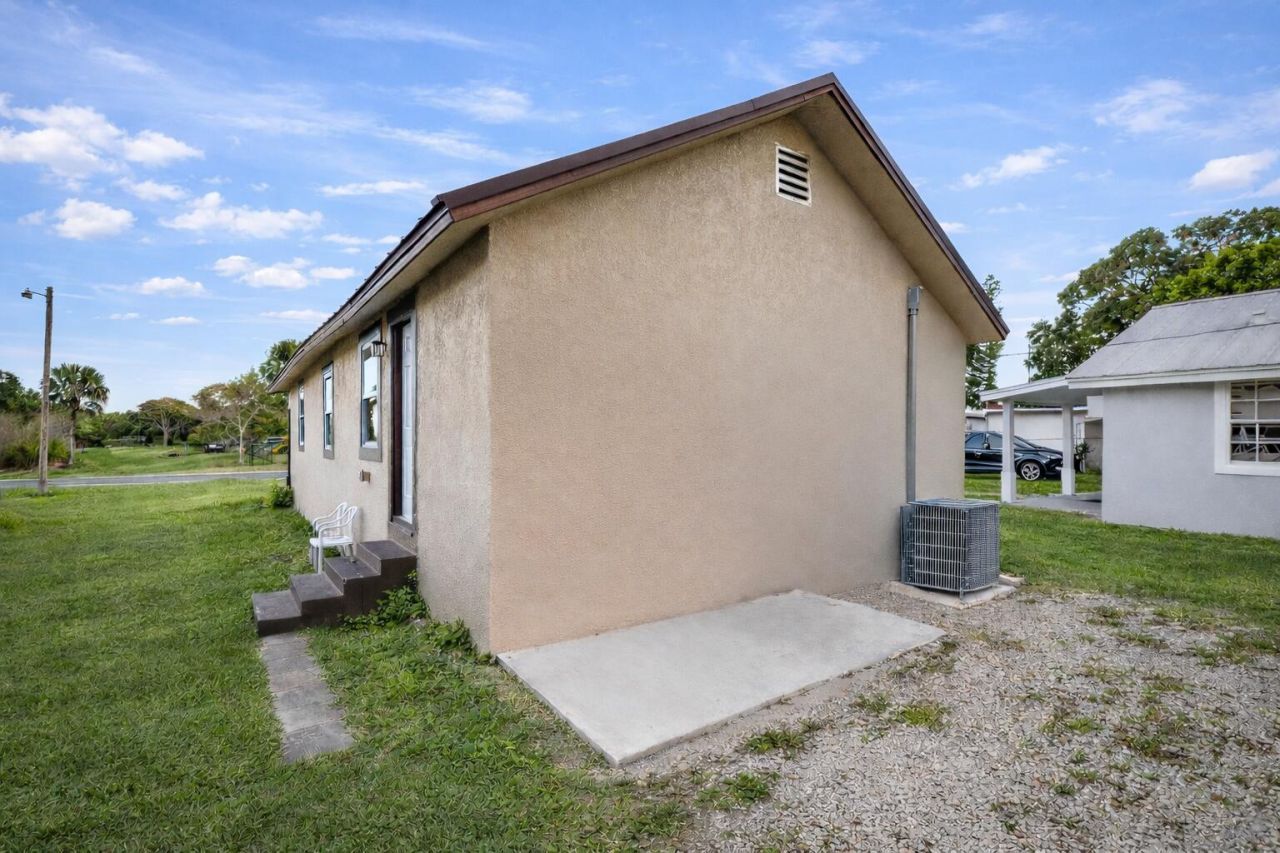 712 SE Bayou Avenue, Stuart, FL 34994 Photo