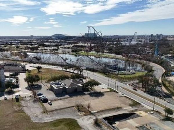 912 Six Flags Drive , Arlington, TX 76011