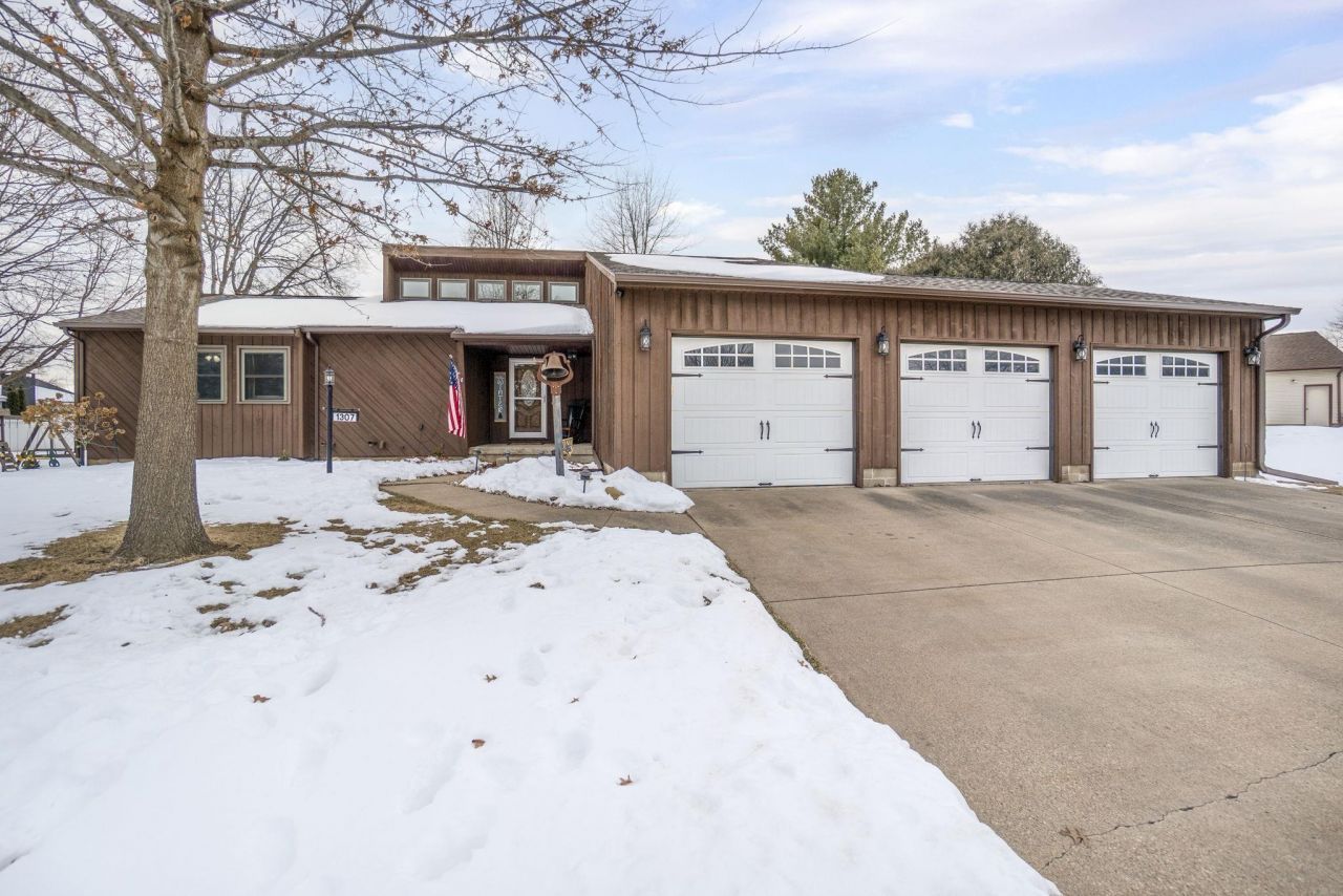 1307 Grandview Ave, Waverly, IA 50677 Main Photo