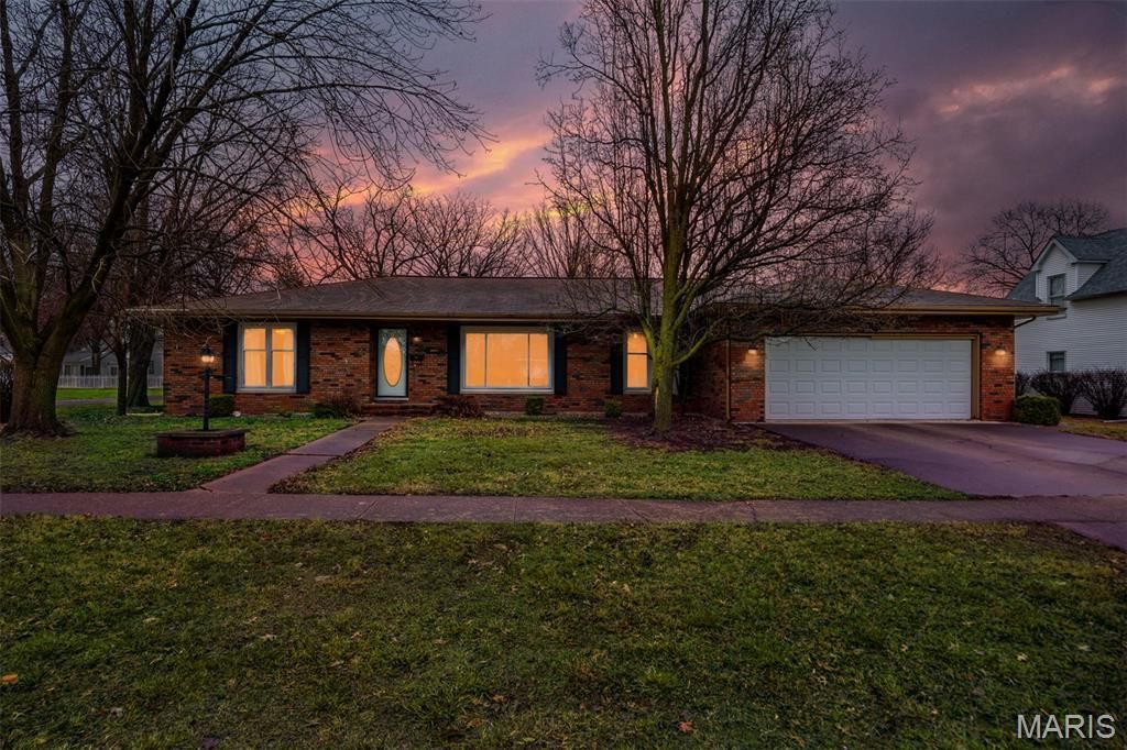 426 N Franklin Street , Staunton, IL 62088 Main Photo