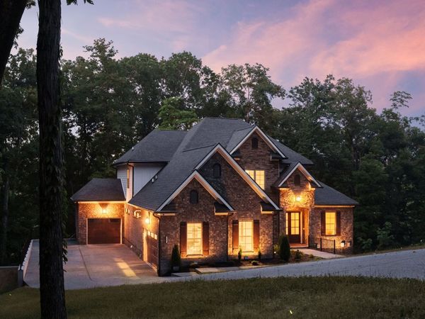 7567 Hallows Dr, Nashville, TN 37221