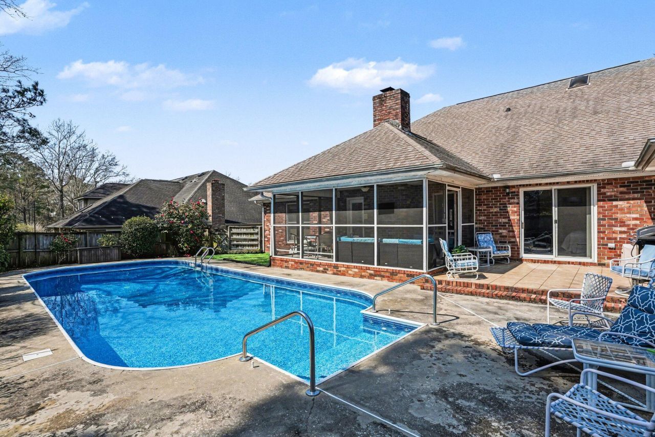 108 Dresden Drive Photo 1