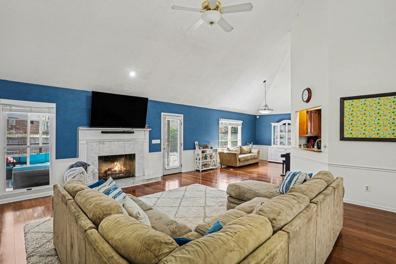 108 Dresden Drive Photo 10