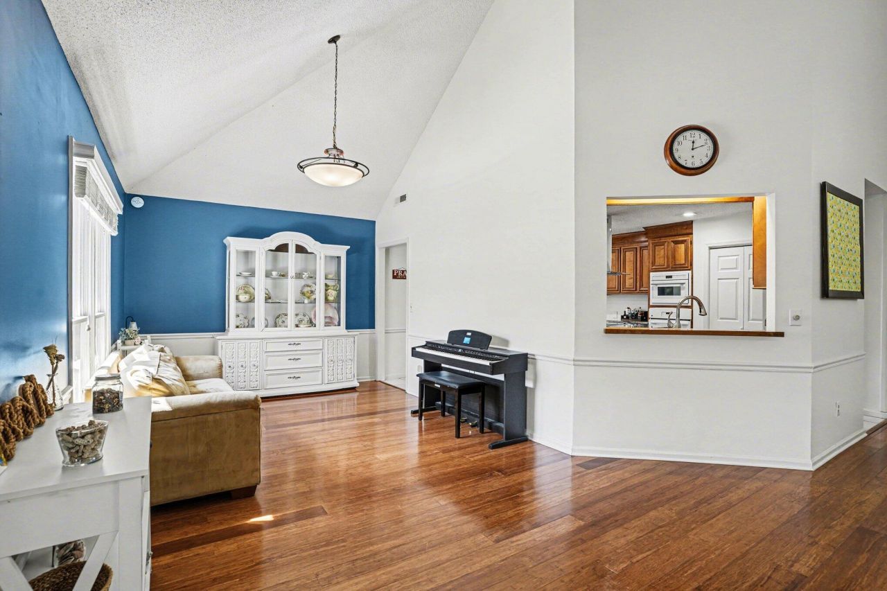 108 Dresden Drive Photo 11