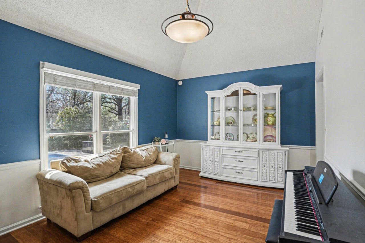 108 Dresden Drive Photo 12