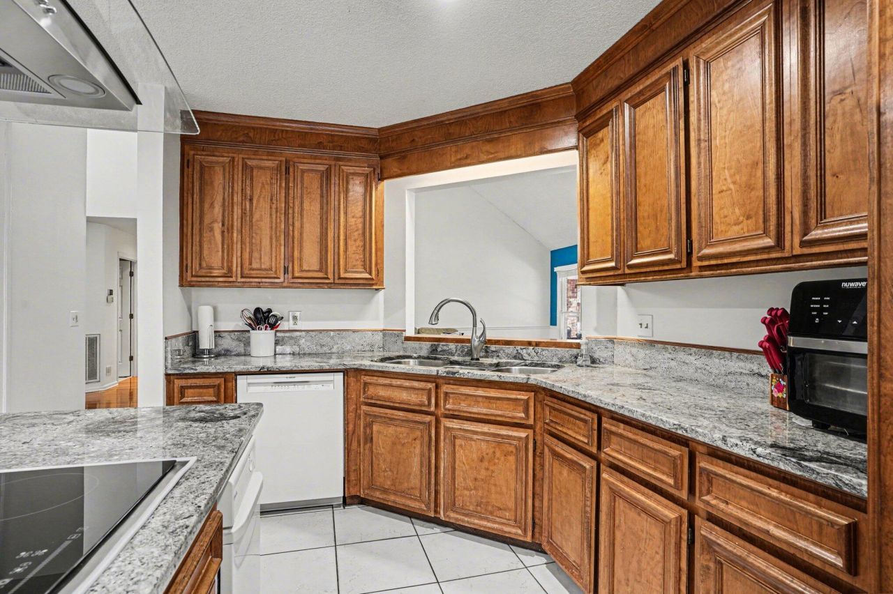 108 Dresden Drive Photo 15