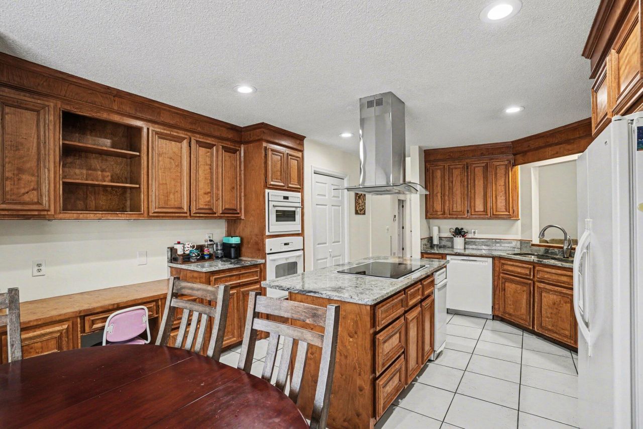 108 Dresden Drive Photo 16