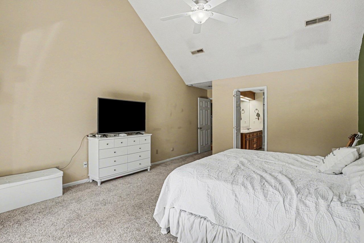 108 Dresden Drive Photo 22