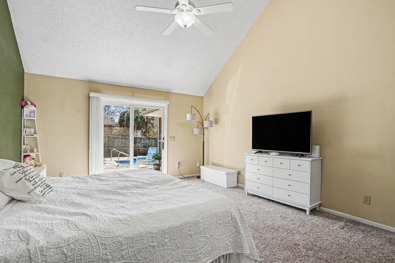 108 Dresden Drive Photo 23