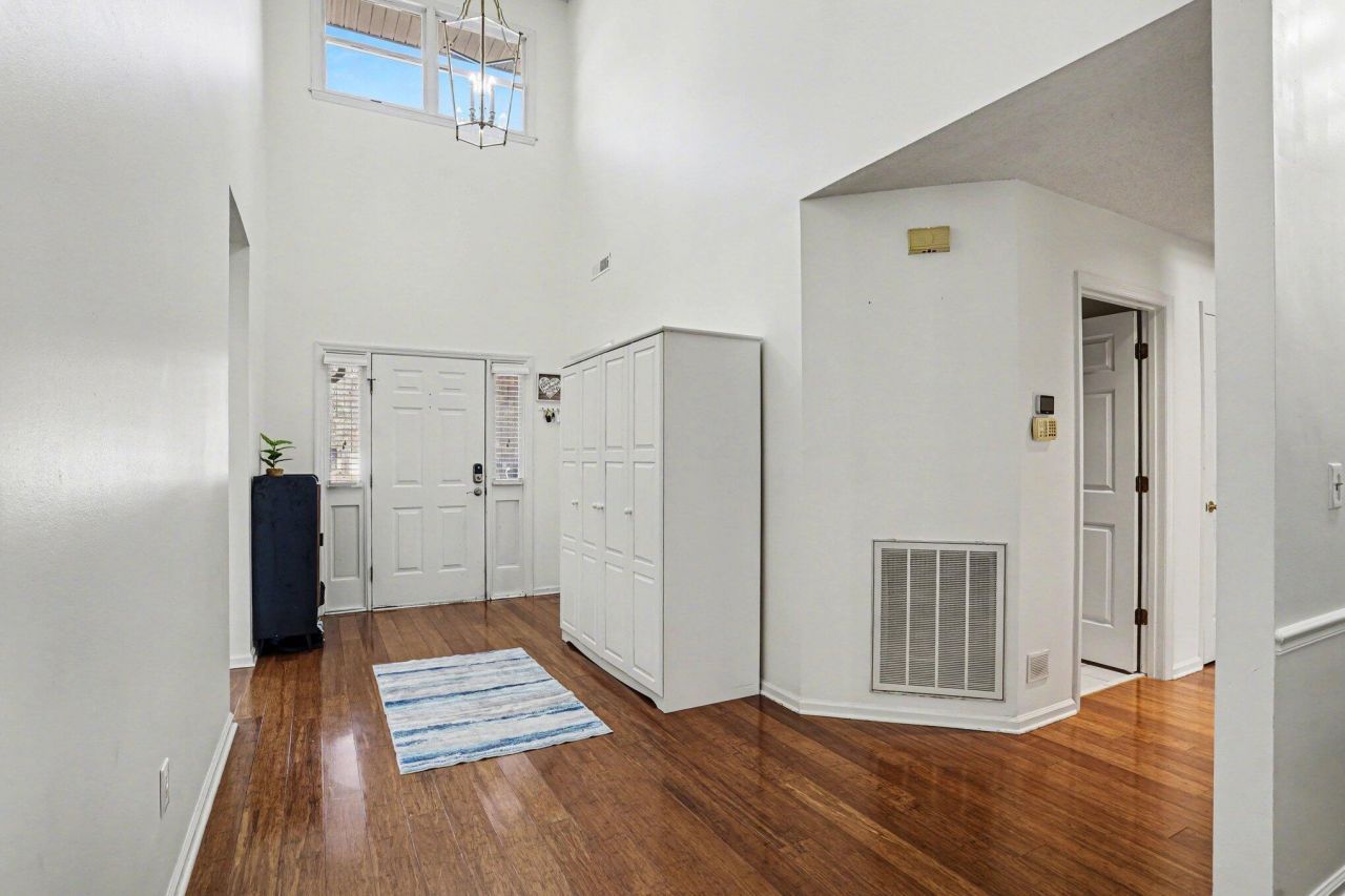 108 Dresden Drive Photo 6