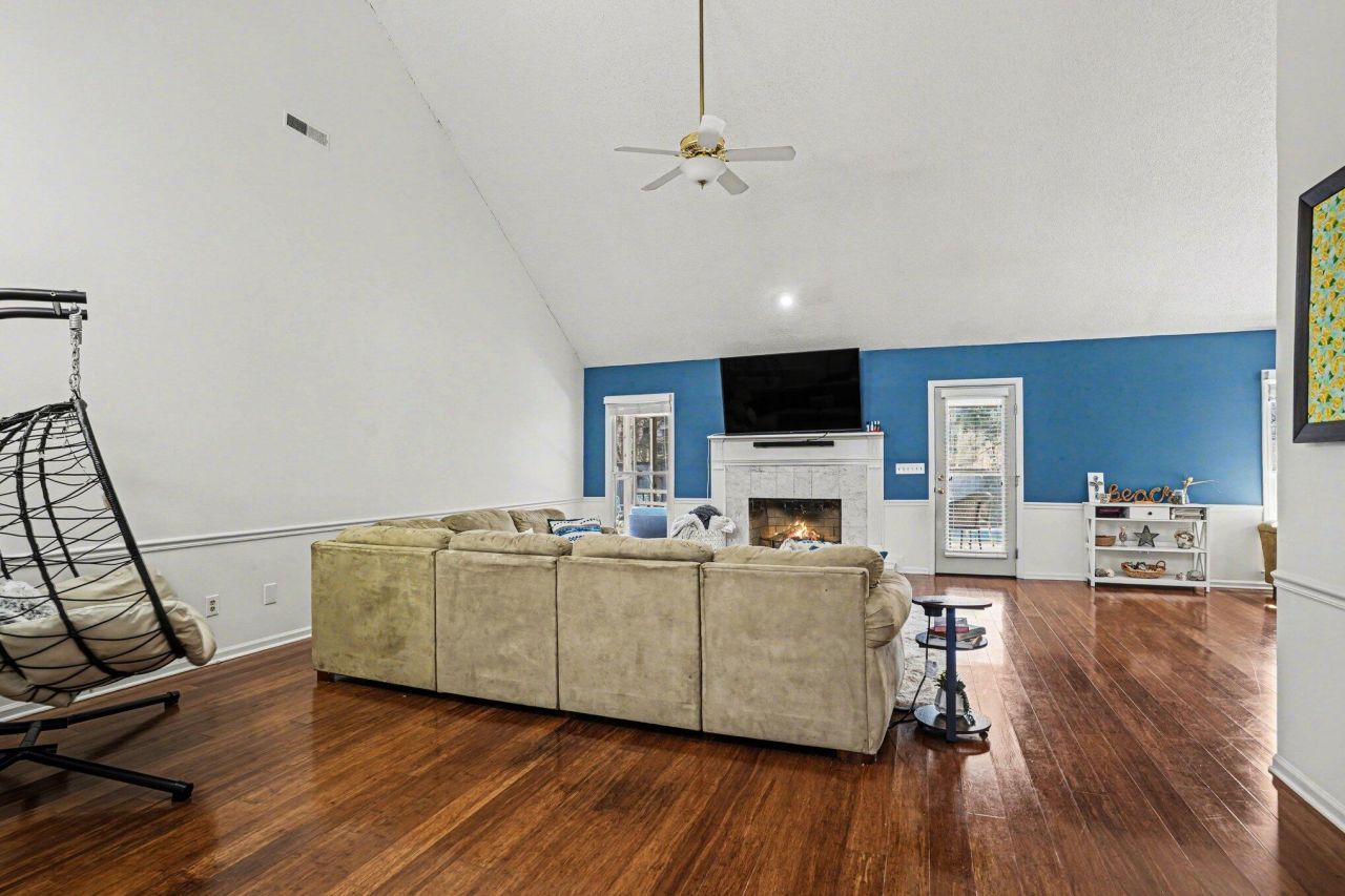 108 Dresden Drive Photo 7