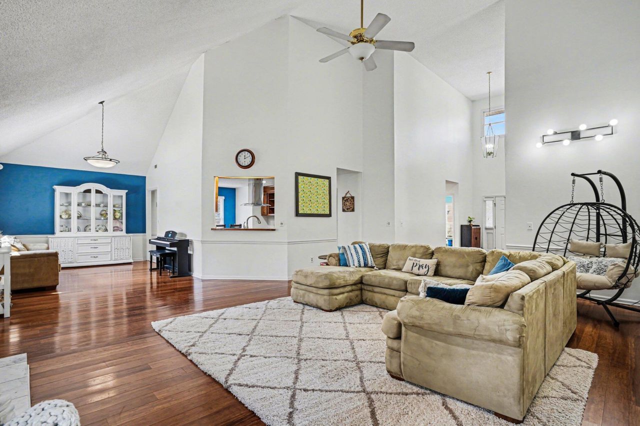 108 Dresden Drive Photo 8