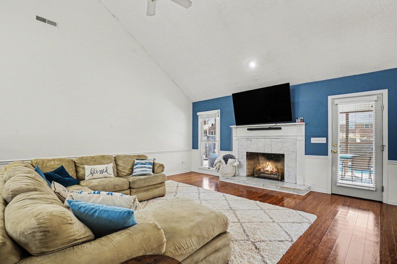 108 Dresden Drive Photo 9