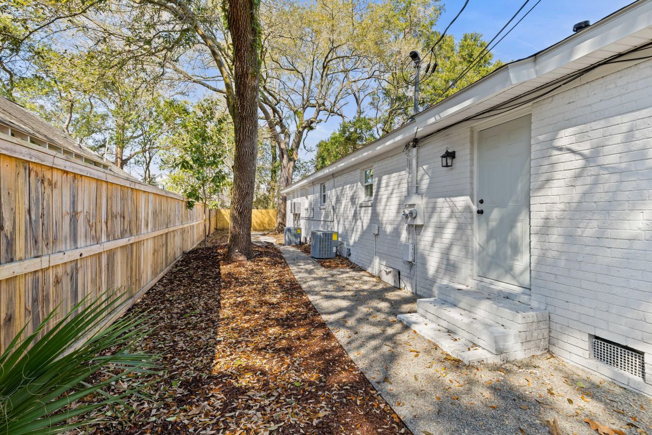 210 Live Oak Avenue Photo 32