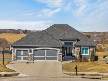 4200 Castlegate Court, St Joseph, MO 64505