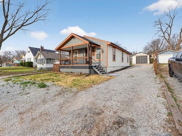 816 S Lake Drive, Independence, MO 64063