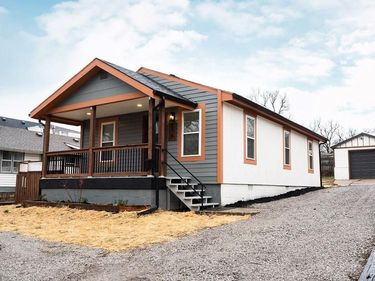 816 S Lake Drive, Independence, MO 64063