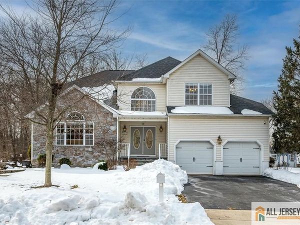 5 Labrador Drive, Kendall Park, NJ 08824