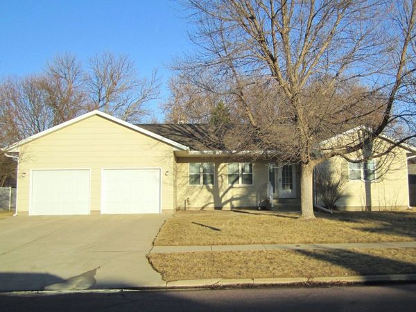 1950 Lampert Dr, Huron, SD 57350