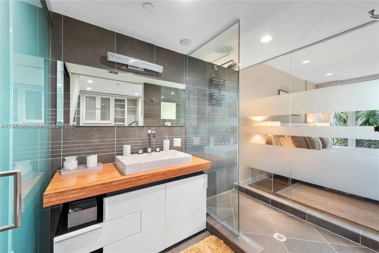 2155 Washington Ct, Unit 309, Miami Beach, FL 33139 Photo