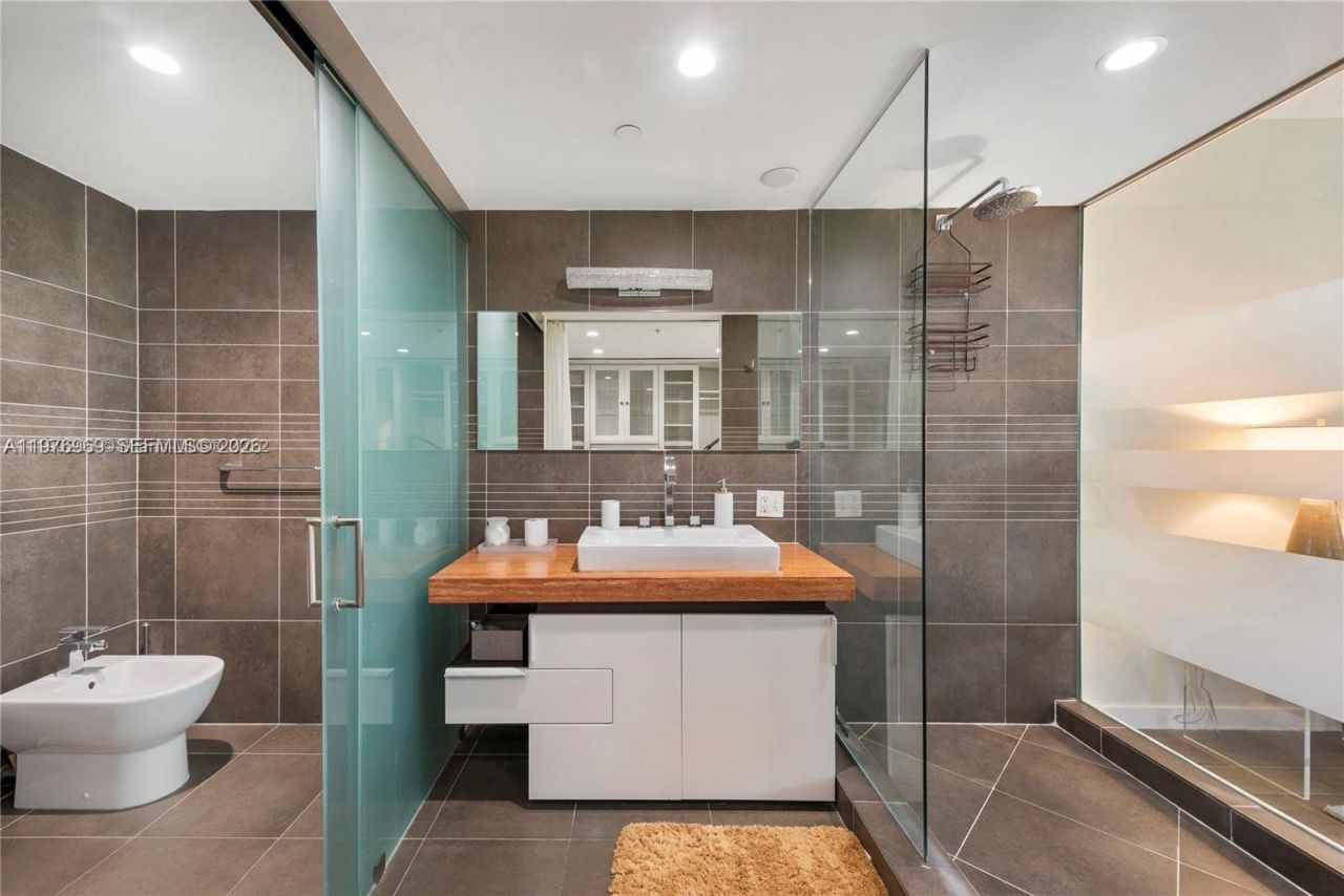 2155 Washington Ct, Unit 309, Miami Beach, FL 33139 Photo