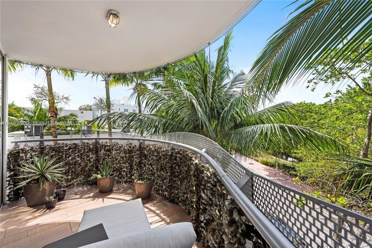 2155 Washington Ct, Unit 309, Miami Beach, FL 33139 Photo