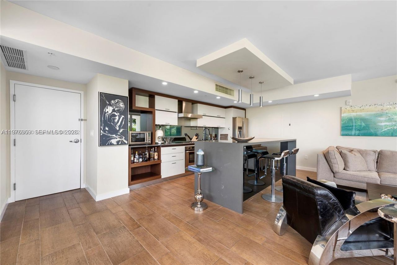 2155 Washington Ct, Unit 309, Miami Beach, FL 33139 Photo