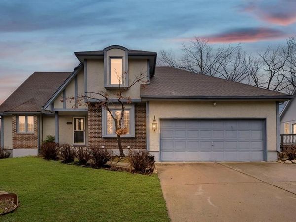 1103 SW Stonecreek Drive, Blue Springs, MO 64015