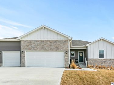 9003 Alexandra Road, Papillion, NE 68157